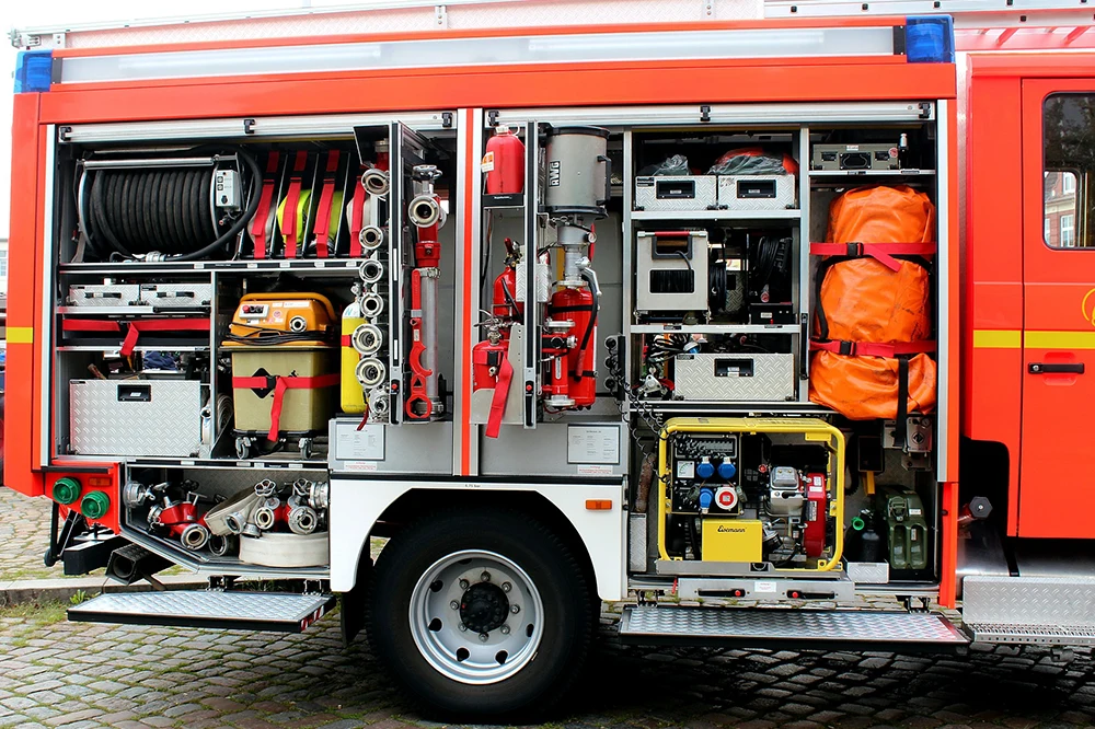 Camion de pompiers avec un rangement organisé pour une gestion de matériel efficace lors des interventions.